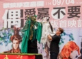▲三昧堂精工戲偶化身守護動物代言人，宣導禁用捕獸鋏，以免造成動物永久性傷害。（圖/嘉義縣政府提供）