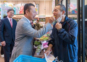 ▲縣長翁章梁親自到日本山口縣丸久超市Aruk防府店，向日本消費者推銷嘉義鳳梨酥。(圖/嘉義縣政府提供)