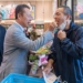 ▲縣長翁章梁親自到日本山口縣丸久超市Aruk防府店，向日本消費者推銷嘉義鳳梨酥。(圖/嘉義縣政府提供)