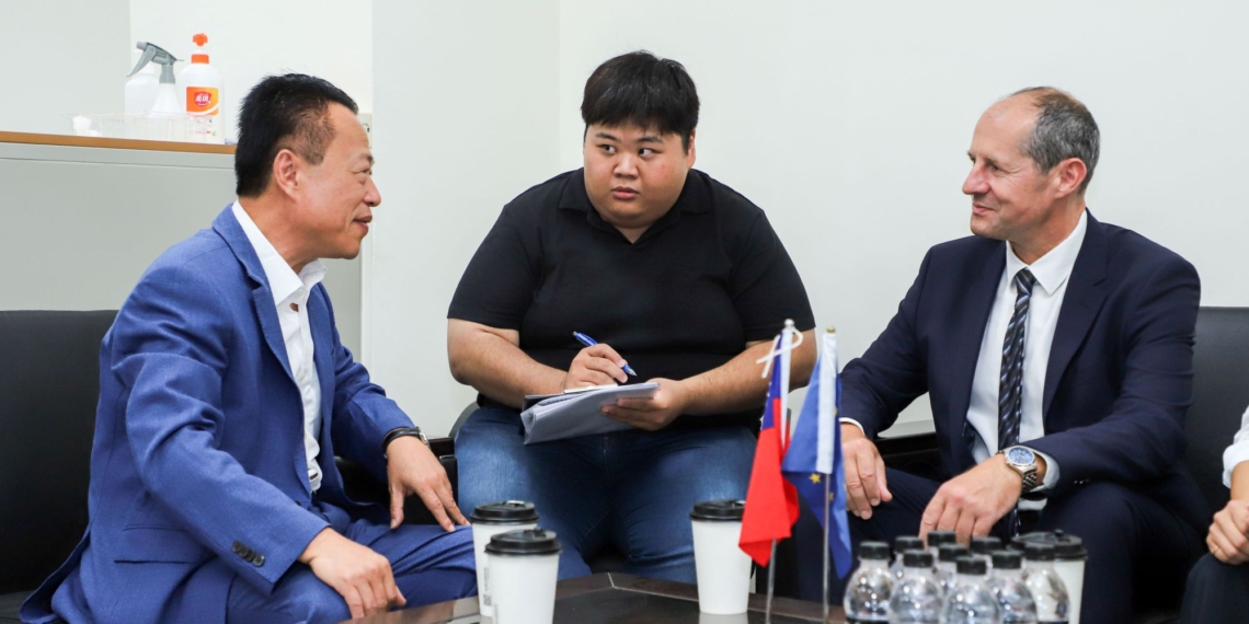 ▲歐洲經貿辦事處處長谷力哲拜會嘉義縣長翁章梁。（圖/嘉義縣政府提供）