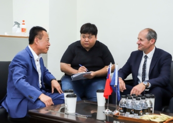 ▲歐洲經貿辦事處處長谷力哲拜會嘉義縣長翁章梁。（圖/嘉義縣政府提供）