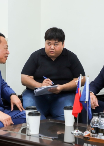 ▲歐洲經貿辦事處處長谷力哲拜會嘉義縣長翁章梁。（圖/嘉義縣政府提供）