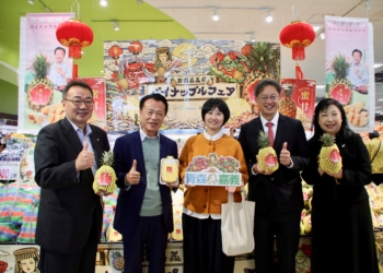 ▲嘉義縣農特產登陸日本東北！金鑽鳳梨正式進駐青森 Universe超市。（圖/嘉義縣政府提供）