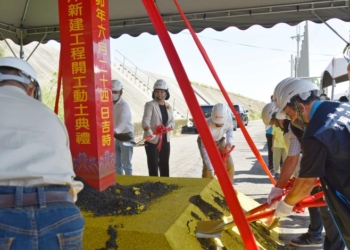 ▲打通虎尾斗南排水瓶頸，張麗善縣長等人今日為埤麻大排護岸新建工程動土。(圖/雲林縣政府提供)
