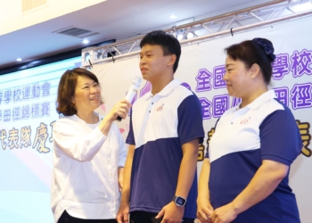 ▲市長黃敏惠於慶功宴上化身粉絲，欣喜聆聽選手們心得分享。(圖/嘉義市政府提供)
