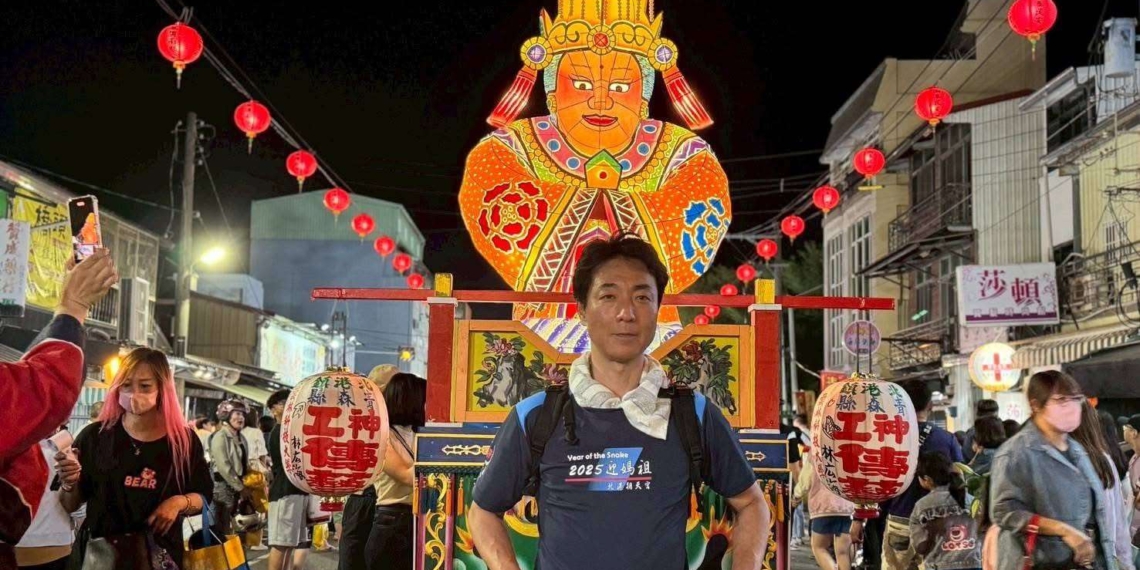 ▲「睡魔師」林廣海推著「睡魔媽祖」參與藝閣遶境。（圖/雲林縣政府提供）