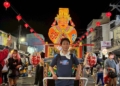 ▲「睡魔師」林廣海推著「睡魔媽祖」參與藝閣遶境。（圖/雲林縣政府提供）