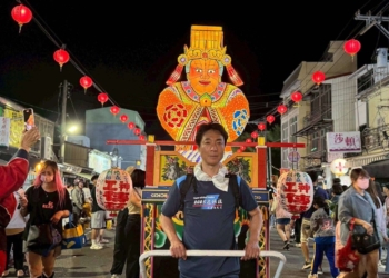 ▲「睡魔師」林廣海推著「睡魔媽祖」參與藝閣遶境。（圖/雲林縣政府提供）
