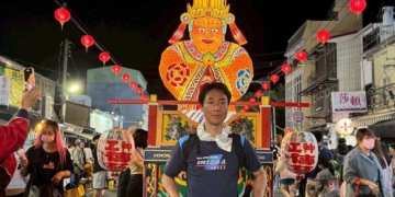 ▲「睡魔師」林廣海推著「睡魔媽祖」參與藝閣遶境。（圖/雲林縣政府提供）