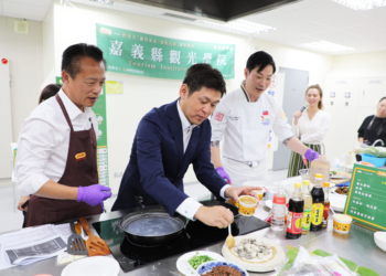 ▲結合在地野菜入菜！黃景龍主廚與縣長翁章梁現場示範料理。(圖/嘉義縣政府提供)