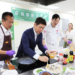 ▲結合在地野菜入菜！黃景龍主廚與縣長翁章梁現場示範料理。(圖/嘉義縣政府提供)