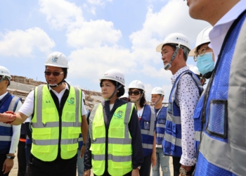 ▲張麗善縣長偕同蔡咏鍀副議長與諸多議員先進視察虎尾高鐵運動園區田徑場及暖身場興建工程現況。(圖/雲林縣政府提供)
