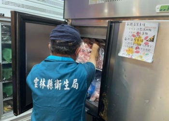 ▲雲林縣衛生局人員稽查豬肉，捍衛縣民健康。(圖/雲林縣政府提供)