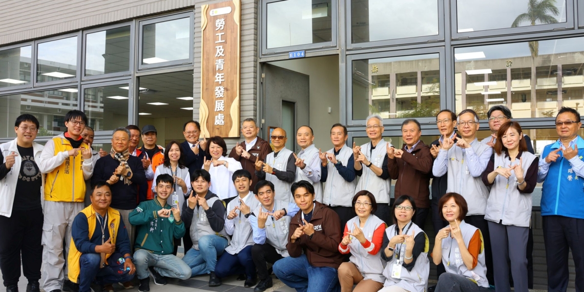 ▲嘉義市政府勞工及青年發展處今(30)日正式揭牌成立。(圖/嘉義市政府提供)