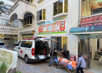 ▲外國遊客突發高山症，經阿里山鄉香林衛生室緊急處置後，由救護車後送至聖馬爾定醫院治療。（圖/嘉義縣政府提供）