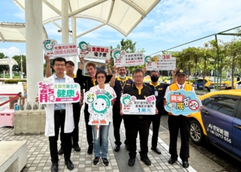 ▲太保市衛生所前進嘉義高鐵宣導無菸環境。（圖/嘉義縣政府提供）