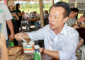▲縣長翁章梁品嘗仙草料理，大呼好吃。（圖/嘉義縣政府提供）