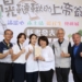 ▲民生國中贈送市長黃敏惠一本台語詩筆記本。(圖/嘉義市政府提供)