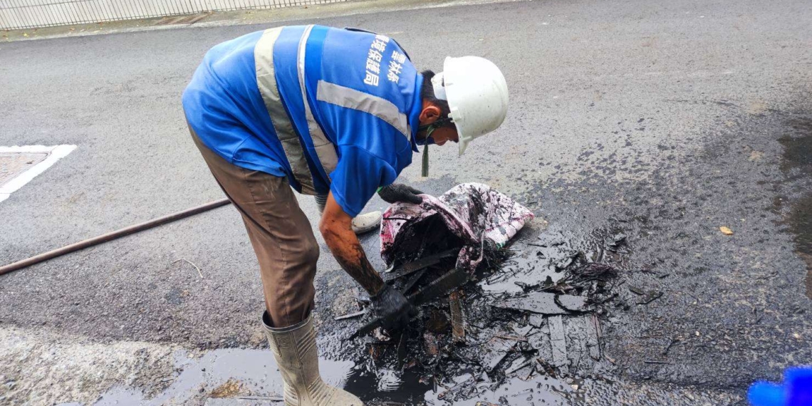 ▲雲林縣政府「清溝大作戰」截至今年共完成1211公里衛生溝渠清理，清除3.56萬公噸雜物、污泥，有效降低社區淹水風險93%，同時減少惡臭、病媒孳生。(圖/雲林縣政府提供)