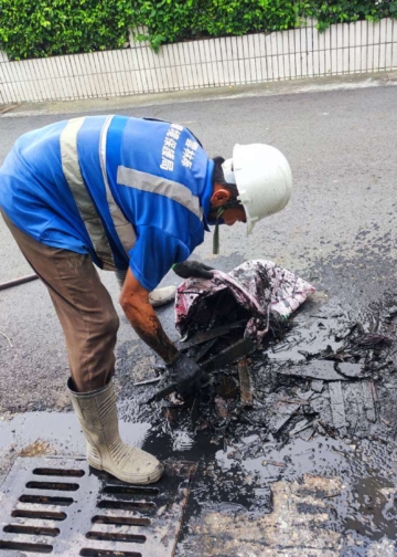 ▲雲林縣政府「清溝大作戰」截至今年共完成1211公里衛生溝渠清理，清除3.56萬公噸雜物、污泥，有效降低社區淹水風險93%，同時減少惡臭、病媒孳生。(圖/雲林縣政府提供)