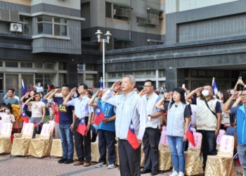 ▲副市長林瑞彥帶領市府團隊一同與市民朋友參與國慶升旗典禮。(圖/嘉義市政府提供)