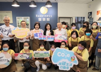 ▲張麗善今至斗六Happiness咖啡館(庇護商店)以LISA姊姊裝扮擔任一日店員，推廣並希望身心障礙朋友用心產製的商品能被社會大眾支持肯定。(圖/雲林縣政府提供)