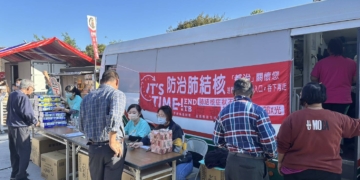 ▲行動胸部X光車進駐社區，為民眾進行健康篩檢。(圖/嘉義縣政府提供)