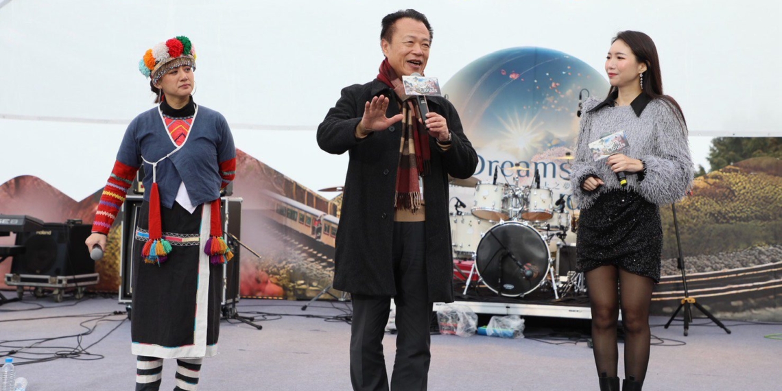 ▲嘉義縣政府於阿里山日出印象音樂會現場啟動「2026台灣燈會」倒數儀式，向民眾預告燈會時程與相關活動。（圖／嘉義縣政府提供）