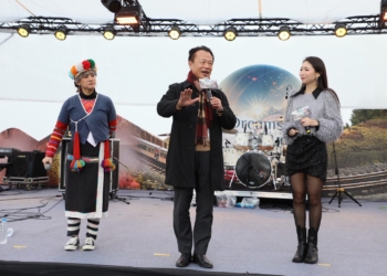 ▲嘉義縣政府於阿里山日出印象音樂會現場啟動「2026台灣燈會」倒數儀式，向民眾預告燈會時程與相關活動。（圖／嘉義縣政府提供）