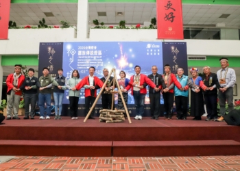 ▲縣長翁章梁等人牽手跳起「大圍舞」，共同為燈會祈福。（圖/嘉義縣政府提供）