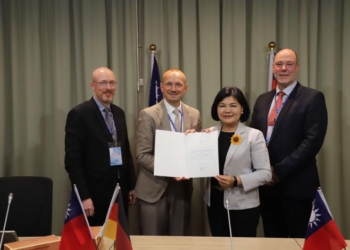 ▲巴歆縣長Stefan Sternber(史騰貝格)等人親自送上正式邀請函，邀請張麗善回訪梅佛邦巴歆縣參訪交流，深化友誼。(圖/雲林縣政府提供)