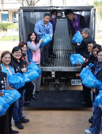 ▲社福行動專車載著春節緊急物資袋出發，把關懷送進社區與需要的角落。（圖／雲林縣政府提供）