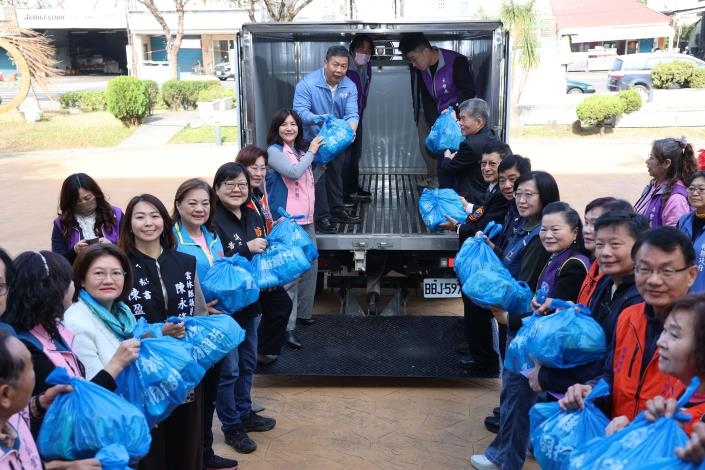 ▲社福行動專車載著春節緊急物資袋出發，把關懷送進社區與需要的角落。（圖／雲林縣政府提供）