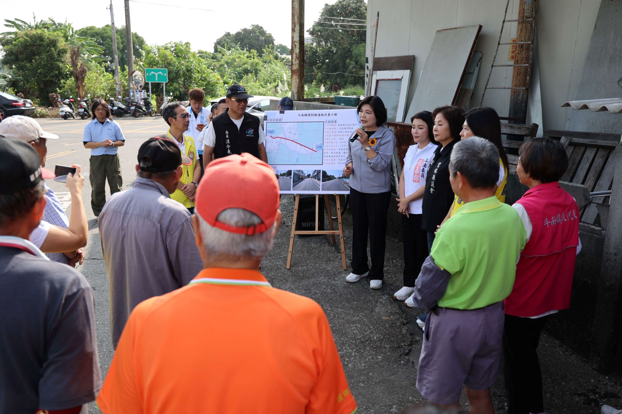 ▲雲林縣長張麗善率交通工務局團隊深入基層,視察斗南鎮雲86線與將軍里古坑路道路狀況。(圖/雲林縣政府提供)