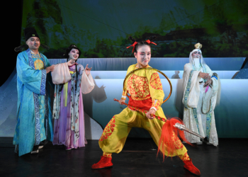 ▲紙風車劇團遠赴匈牙利演出的「哪吒鬧龍宮」，20日晚上7點將在嘉義縣政府前廣場重現。(圖/嘉義縣政府提供)