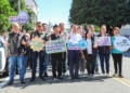 ▲縣長翁章梁等人率隊踩街，宣導家庭暴力安全網。（圖/嘉義縣政府提供）
