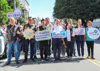 ▲縣長翁章梁等人率隊踩街，宣導家庭暴力安全網。（圖/嘉義縣政府提供）