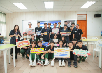 ▲縣長翁章梁到竹崎高中祝賀學生取得國外競賽優勝，並予高度肯定。（圖/嘉義縣政府提供）
