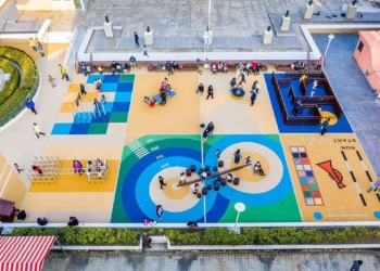 ▲位在市區的中正公園新設百科全書遊戲場，12項不同感官體驗區，讓孩子們在遊玩中學習。(圖/嘉義市政府提供)