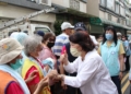 ▲市長黃敏惠在活動現場一一為每位長者加油打氣。(圖/嘉義市政府提供)