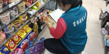 ▲雲林縣衛生局立即啟動市售通路、販售業、餐飲業及食品製造業等稽查。（圖/雲林縣政府提供）