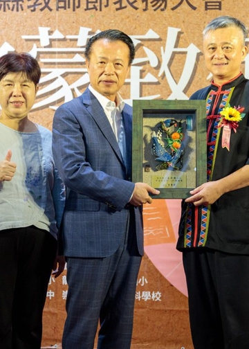 ▲嘉義縣政府表揚師鐸獎得主黎明國小莊新國校長。（圖/嘉義縣政府提供）