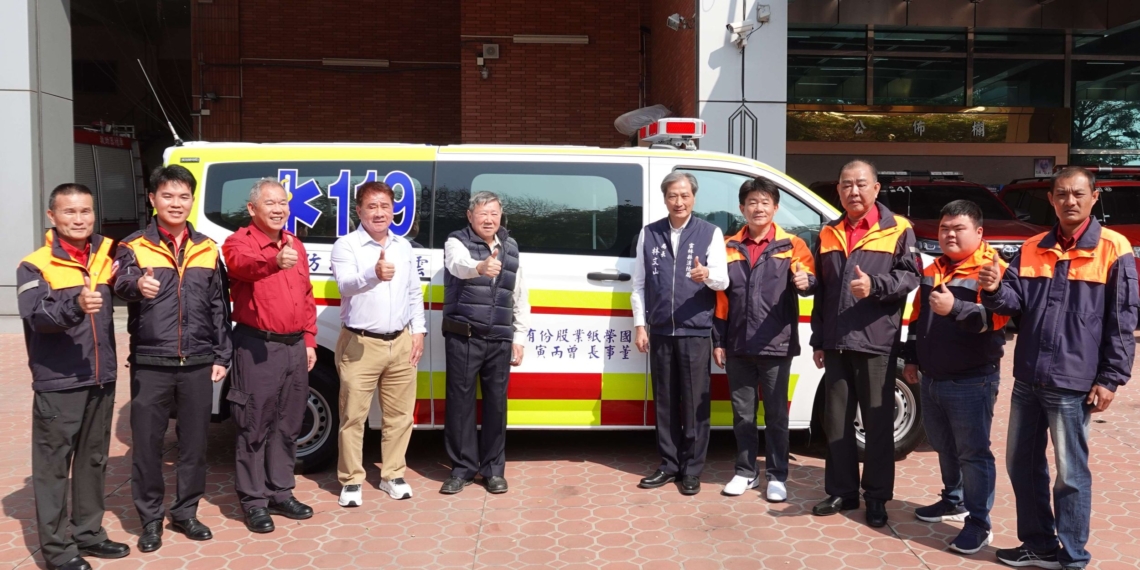 ▲國榮紙業股份有限公司捐贈雲林縣消防局救護車1部，協助提升到院前緊急救護服務品質。(圖/雲林縣政府提供)