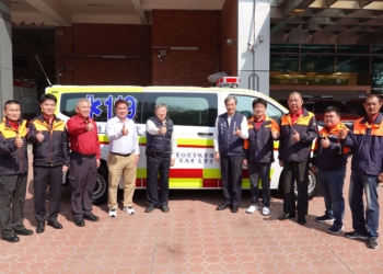 ▲國榮紙業股份有限公司捐贈雲林縣消防局救護車1部，協助提升到院前緊急救護服務品質。(圖/雲林縣政府提供)