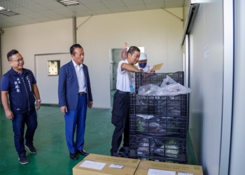 ▲縣長翁章梁前往屹立螢蔬菜園，關心中高齡再就業的連先生工作情形。（圖/嘉義縣政府提供）