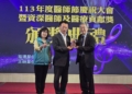 ▲縣長翁章梁頒發醫療貢獻獎，感謝縣政顧問高雄長庚醫院盧勝男醫師。（圖/嘉義縣政府提供）