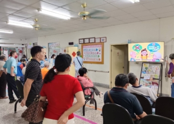 ▲「食藥保衛團宣導列車」前進長照機構，傳遞淺顯易懂的用藥知識。（圖/嘉義縣政府提供）