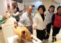 ▲張麗善縣長參觀神工傳藝《雲林無形文化資產保存者特展》。（圖/雲林縣政府提供）