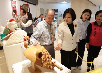 ▲張麗善縣長參觀神工傳藝《雲林無形文化資產保存者特展》。（圖/雲林縣政府提供）