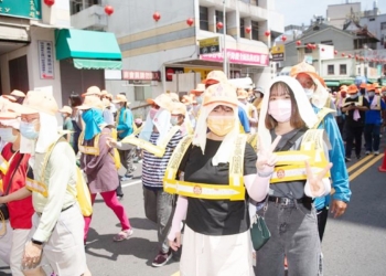 ▲民眾首次體驗夯咖解厄民俗活動，直呼新奇。(圖/嘉義市政府提供)